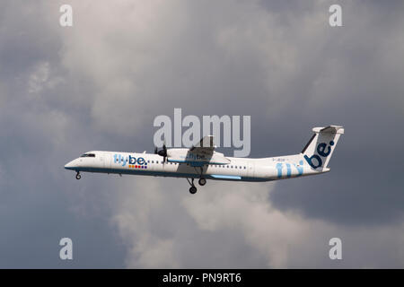 Flybe Bombardier Dash 8-Q402 avions turbopropulseurs atterrissant à l'aéroport de Gatwick. Banque D'Images