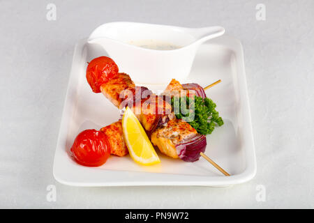 Les brochettes de saumon aux légumes Banque D'Images