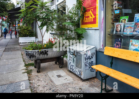 Berlin-Mitte. La Bodega épicerie avec des plantes dans une baignoire ancienne sur la chaussée Banque D'Images