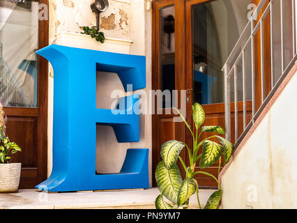 Big Blue House entrée avec 'E' et de caractères en bois brun et porte en verre à Tel Aviv, Israël Banque D'Images