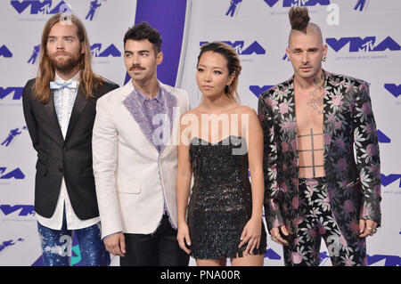 Jack Lawless, Joe Jonas, JinJoo Lee, Cole Whittle de DNCE au MTV Video Music Awards 2017 qui ont eu lieu pendant le Forum à Inglewood, CA le dimanche, Août 27, 2017. Photo de RPAC / PictureLux 33411 Numéro de référence de dossier 039RPAC01 pour un usage éditorial uniquement - Tous droits réservés Banque D'Images