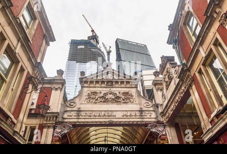 Entrée de la ville historique de Leadenhall Market avec Cheesegrater iconique et gratte-ciel 22 Bishopsgate vitré partiellement en construction, Ville de London EC3 Banque D'Images