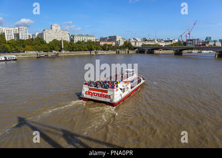 City Cruises bateau de croisière sur la Tamise par Festival Pier et Waterloo Bridge, Londres, Shell-Mex House et Cleopatra's Needle sur le remblai Banque D'Images