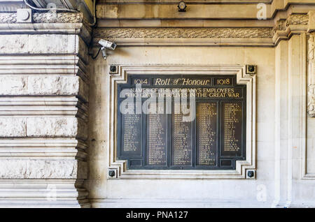 Plaque commémorative à l'entrée de la station de Waterloo, Londres, UK avec le rouleau d'honneur d'employés qui héroïquement ont donné leur vie dans la Grande Guerre 1914-1918 Banque D'Images