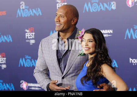 Dwayne Johnson, Auli'je Cravalho à l'AFI Fest 2016 Première mondiale de Disney's 'Moana' tenue à l'Théâtre chinois de Grauman à Hollywood, CA, le 14 novembre 2016. Photo par Joseph Martinez / PictureLux Banque D'Images