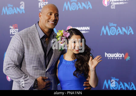 Dwayne Johnson, Auli'je Cravalho à l'AFI Fest 2016 Première mondiale de Disney's 'Moana' tenue à l'Théâtre chinois de Grauman à Hollywood, CA, le 14 novembre 2016. Photo par Joseph Martinez / PictureLux Banque D'Images