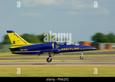 Breitling Jet Team jet L-39 après l'affichage de l'atterrissage à RAF Waddington meeting aérien. Aerovodochody Aero L-39 Albatros jet Banque D'Images