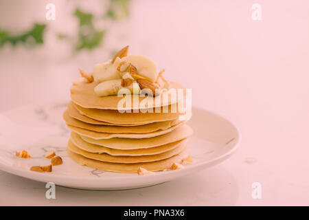 Cajou banana pancakes aux bananes et sauce caramel salé. la mise au point sélective tonifiant. Banque D'Images