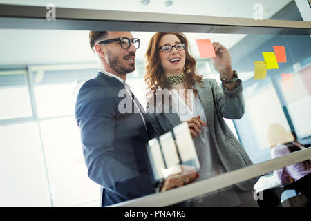 Groupe d'architectes et d'affaires des personnes travaillant ensemble Banque D'Images