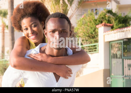 Heureux belle race noire african couple dans l'amour ou l'amitié rester ensemble quelques serra avec de grands smilies sous les rayons du soleil de l'été à vaca Banque D'Images