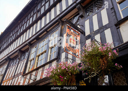 Jusqu'à l'extérieur de l'Hôtel de la Couronne à Nantwich, Cheshire Banque D'Images