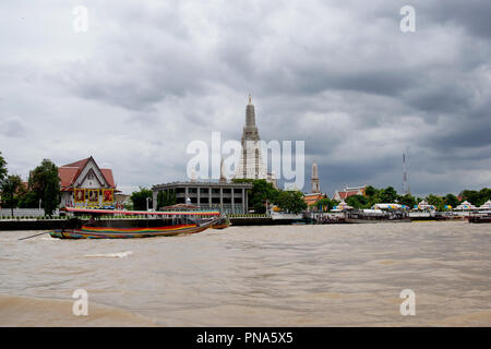 Bateau longtail colorés au Wat Arun temple sur la rivière Chaopraya à Bangkok Banque D'Images