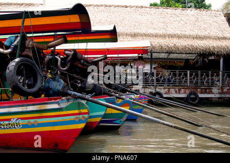 Bateaux longtail colorés sur la rivière Chaopraya à Bangkok Banque D'Images