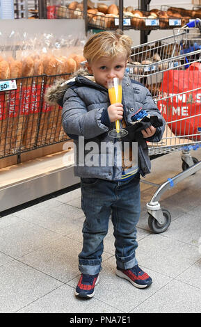 Orlando Dunton, 3, devient l'une des premières personnes à entrer Tesco's new Jack's store à Chatteris, Cambridgeshire, comme il s'ouvre au public pour la première fois. Banque D'Images