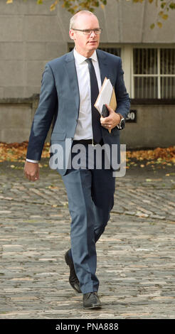 Ministre irlandais des affaires étrangères Simon Coveney, arrive à des édifices gouvernementaux à Dublin pour un Brexit exposé. Banque D'Images