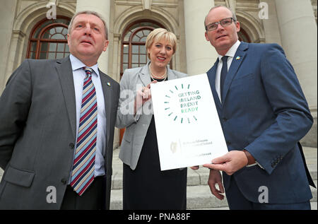 (De gauche à droite), Ministre de l'Agriculture, de l'alimentation et du milieu marin Michael Creed, Ministre des affaires, de l'entreprise et l'innovation Heather Humphreys et ministre irlandais des affaires étrangères Simon Coveney, en prévision d'un Brexit exposé à des édifices gouvernementaux à Dublin. Banque D'Images