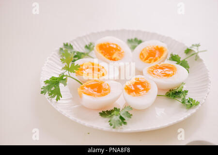 Close up medium soft boiled egg canard récipient blanc sur la partie Banque D'Images