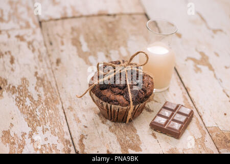 Muffin au chocolat maison Dellicious sur table. Prêt à manger. Banque D'Images