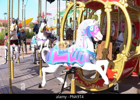 Attractions pour enfants cheval de carrousel coloré fun x Banque D'Images