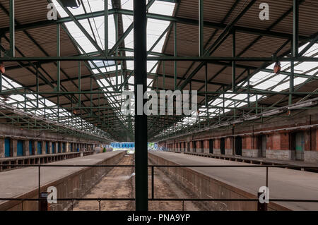 Hambourg, Allemagne - 28 juin 2015 : l'intérieur de la Halle 2 Oberhafenquartier, un ancien entrepôt et futur foyer de jeunes gens créatifs dans Hafenc Banque D'Images