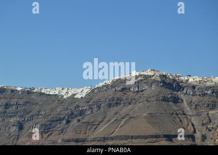 Vue magnifique sur la ville de Fira au sommet d'une montagne sur l'île de Santorin à partir de la haute mer. L'architecture, les paysages, les croisières, les voyages. 7 juillet Banque D'Images