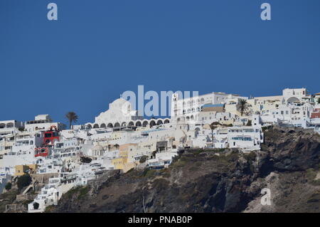 Vue magnifique sur la ville de Fira au sommet d'une montagne sur l'île de Santorin à partir de la haute mer. L'architecture, les paysages, les croisières, les voyages. 7 juillet Banque D'Images