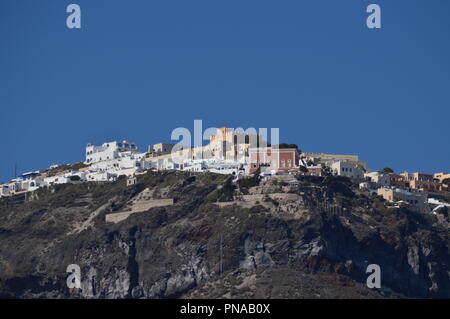 Vue magnifique sur la ville de Fira au sommet d'une montagne sur l'île de Santorin à partir de la haute mer. L'architecture, les paysages, les croisières, les voyages. 7 juillet Banque D'Images