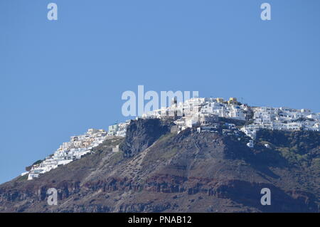 Vue magnifique sur la ville de Fira au sommet d'une montagne sur l'île de Santorin à partir de la haute mer. L'architecture, les paysages, les croisières, les voyages. 7 juillet Banque D'Images