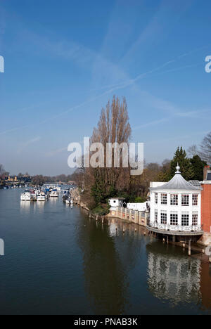 La Tamise vu à l'ouest du pont de Hampton Court, à la terrasse du bar de l'hôtel Mitre à la droite sur la banque middlesex Banque D'Images