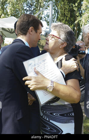 Pablo Casado assiste à l'hommage aux victimes en face d'un monument commémoratif lors d'une cérémonie pour marquer le 10e anniversaire de la catastrophe de Spanair Airways à Madrid, Espagne. Un total de 154 personnes sont mortes et 18 autres ont été blessés dans un accident d'avion s'est produit durant le décollage de jk5022 vol depuis l'Aéroport International de Madrid-Barajas à Gran Canaria island le 20 août 2008. Comprend : Pablo Casado Où : Madrid, Communauté de Madrid, Espagne Quand : 20 août 2018 Crédit : Oscar Gonzalez/WENN.com Banque D'Images