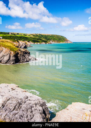 La vue depuis le sentier du littoral en direction de la côte galloise sur Aberporth dans Ceredigion. Banque D'Images