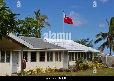 Un drapeau Tonga Tonga au-dessus d'une école dans un village Banque D'Images