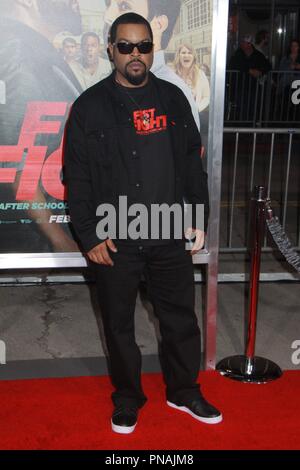 Ice Cube 2/13/2017 Los Angeles Premiere de 'Fist Fight" qui a eu lieu au Regency Village Theatre de Westwood, CA Photo de Julian Blythe / / PictureLux HNW Banque D'Images