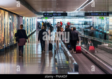 L'aéroport de Dublin, Irlande. Les passagers se déplacent vers l'embarquement dans le Terminal 1. Banque D'Images