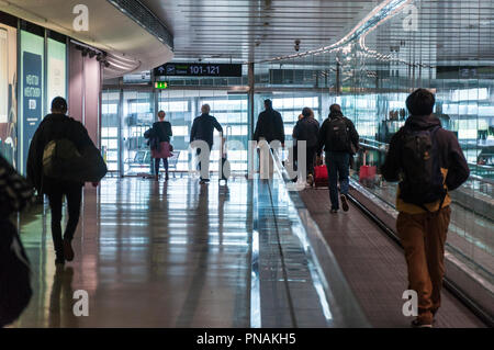 L'aéroport de Dublin, Irlande. Les passagers se déplacent vers l'embarquement dans le Terminal 1. Banque D'Images