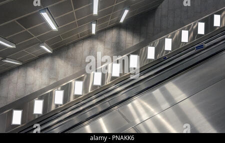 Douze panneaux publicitaires vides sur les escaliers dans le métro isolé sur blanc. Banque D'Images