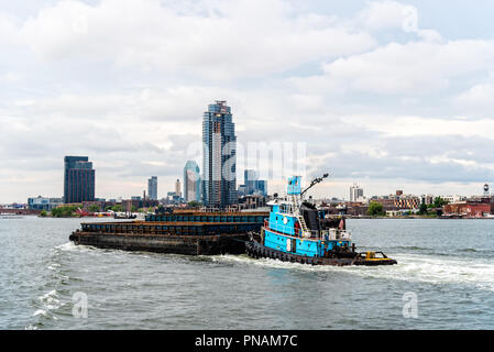 Tugboat pushing barge dans l'East River à New York City Banque D'Images