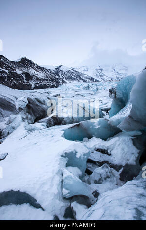 Close up montrant les couches dans des blocs de glace de langues glaciaires du glacier Svinafellsjokull glacier un débouché de Vatnajokull, le sud de l'Islande Banque D'Images