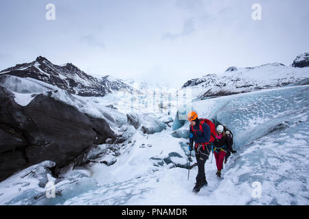 Les touristes portant des vêtements de randonnée glaciaire sur le glacier Svinafellsjokull glacier un débouché de Vatnajokull, le sud de l'Islande Banque D'Images
