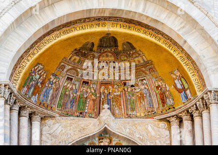 Mosaïque décorative sur l'entrée de la Basilique Saint Marc, Venise. Banque D'Images