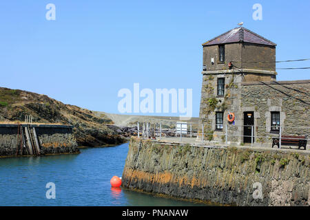 Le vieux phare de la tour de garde / Watiws (Y), Port de Holyhead, Anglesey Banque D'Images