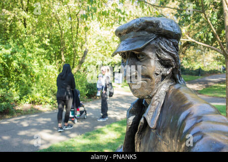 Statue en bronze, Conversation avec Spike Milligan par John Somerville dans le parc de la Maison des Stephens, Finchley, London, UK Banque D'Images