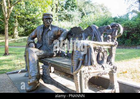 Conversation avec la statue de bronze Spike Milligan de John Somerville dans les jardins de Stephens House, Finchley, Londres, Royaume-Uni Banque D'Images