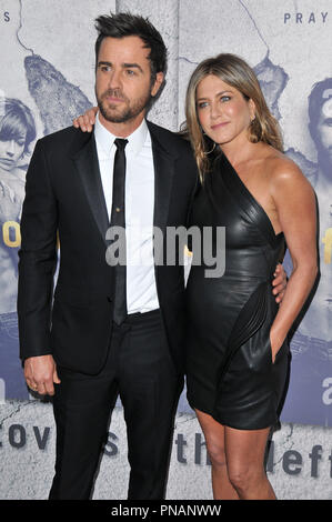 Justin Theroux et Jennifer Aniston à 'Les restes' Saison 3 Los Angeles Premiere tenue à l'Avalon Hollywood à Los Angeles, CA le Mardi, Avril 4, 2017. Photo de RPAC / PictureLux 33279 Numéro de référence de dossier 011RPAC01 pour un usage éditorial uniquement - Tous droits réservés Banque D'Images