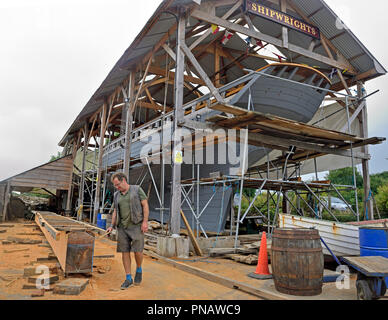 Luke Powell et son apprenti charpentiers de travailler sur son projet et la construction des 68 ft Falmouth Cutter pilote 'Pellew'at La Rhoda Mary Ship yard Banque D'Images