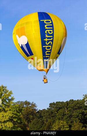 Lindstrand hot air balloon dans le ciel en ciel Longleat Safari, Wiltshire, Royaume-Uni en septembre Banque D'Images