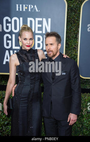 Nommé pour la MEILLEURE PERFORMANCE PAR UN ACTEUR DANS UN RÔLE DE SOUTIEN DANS UN FILM pour son rôle dans 'trois panneaux d'Extérieur Ebbing, Missouri, l'acteur Sam Rockwell' (L) et Leslie Bibb assister à la 75e Assemblée Golden Globe Awards au Beverly Hilton de Los Angeles, CA le dimanche, Janvier 7, 2018. Banque D'Images