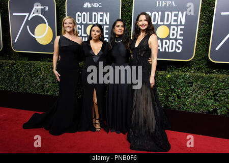 Reese Witherspoon, nommé pour la MEILLEURE PERFORMANCE PAR UNE ACTRICE DANS UNE SÉRIE LIMITÉE OU UN Téléfilm pour son rôle dans "Grands petits mensonges,' Eva Longoria, Salma Hayek et Ashley Judd arrivent à la 75e Assemblée Golden Globe Awards au Beverly Hilton de Los Angeles, CA le dimanche, Janvier 7, 2018. Banque D'Images