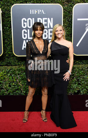 Halle Berry et Reese Witherspoon, nommé pour la MEILLEURE PERFORMANCE PAR UNE ACTRICE DANS UNE SÉRIE LIMITÉE OU UN Téléfilm pour son rôle dans "Grands petits mensonges,' arrivent à la 75e Assemblée Golden Globe Awards au Beverly Hilton de Los Angeles, CA le dimanche, Janvier 7, 2018. Banque D'Images