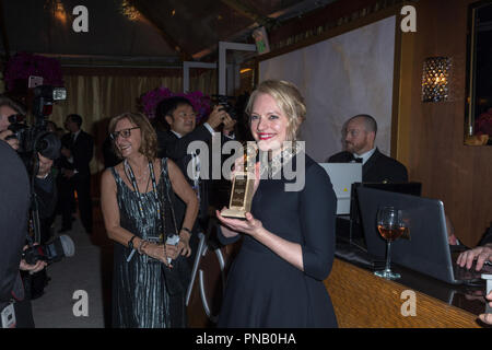 Après avoir remporté la catégorie de MEILLEURE PERFORMANCE PAR UNE ACTRICE DANS UNE SÉRIE TÉLÉVISÉE - Drame pour son rôle dans 'The Handmaid's Tale, actrice' Elisabeth Moss backstage pose avec son Golden Globe Award lors de la 75e Assemblée Golden Globe Awards au Beverly Hilton de Los Angeles, CA le dimanche, Janvier 7, 2018. Banque D'Images